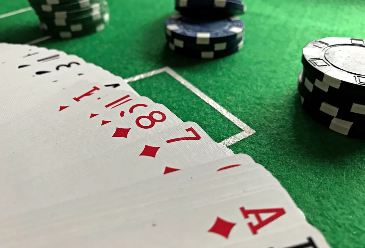 Kartu dan keping poker nyata di atas meja hijau