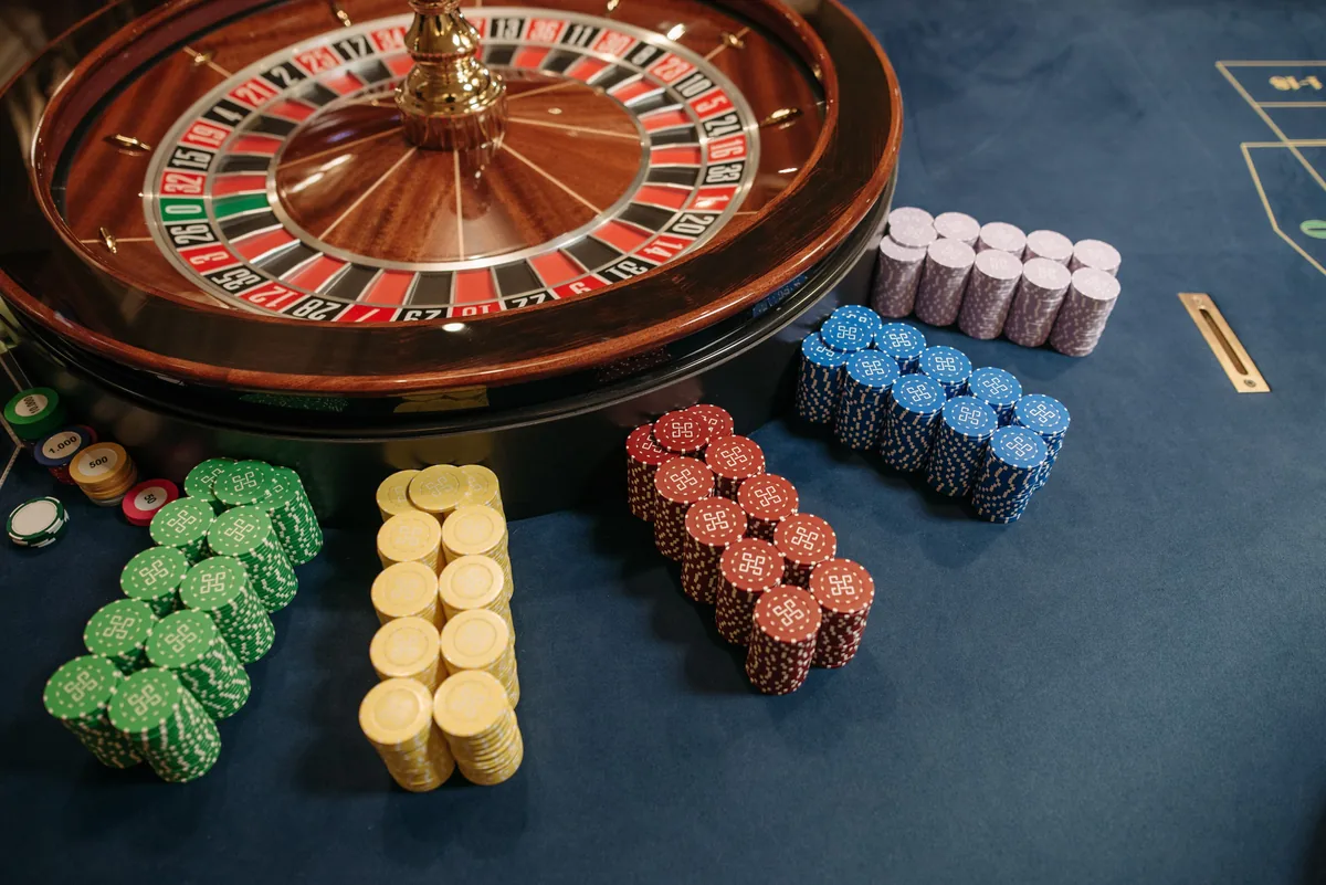 Roda roulette nyata dan susunan keping permainan