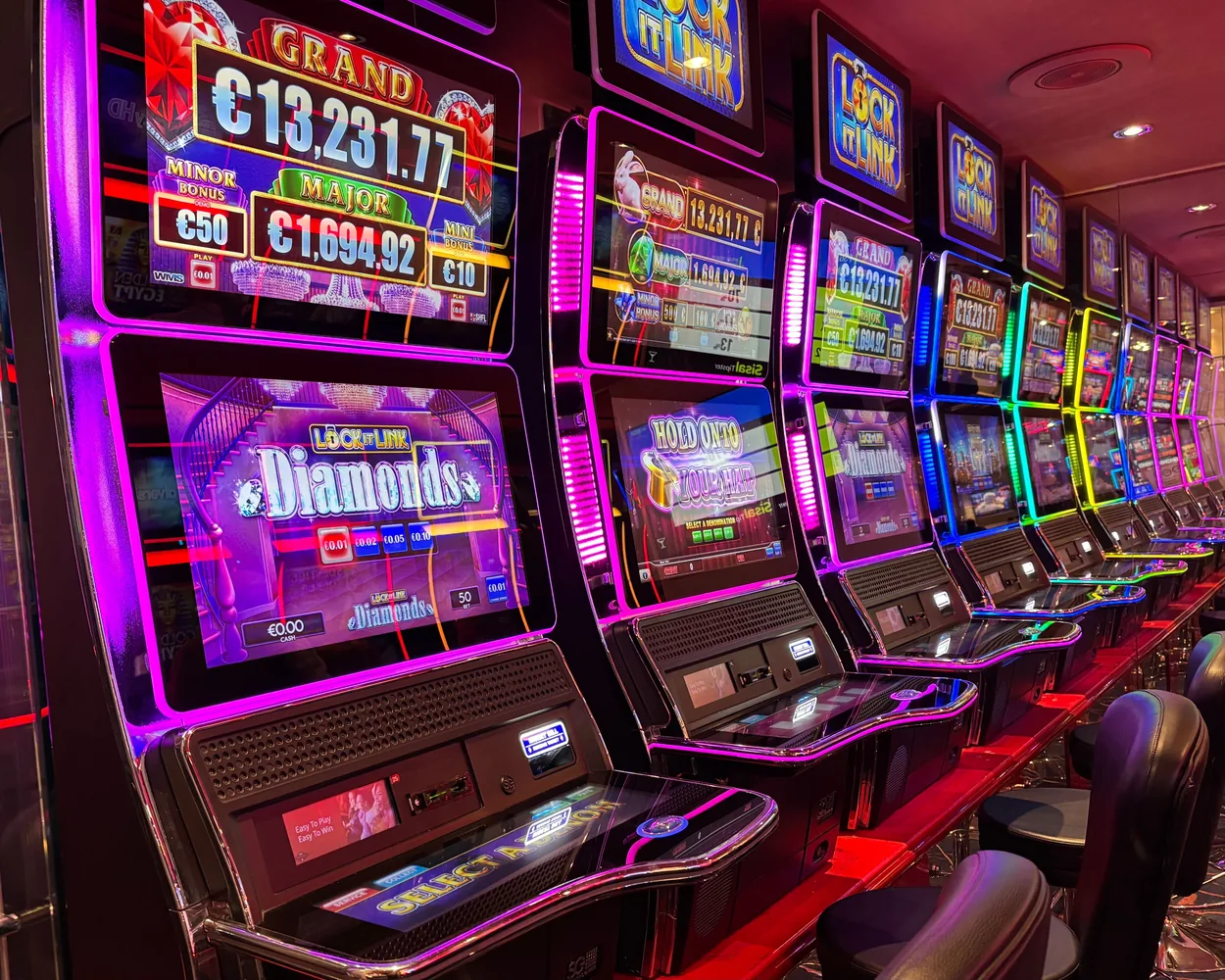 Deretan mesin slot nyata dengan cahaya warna-warni
