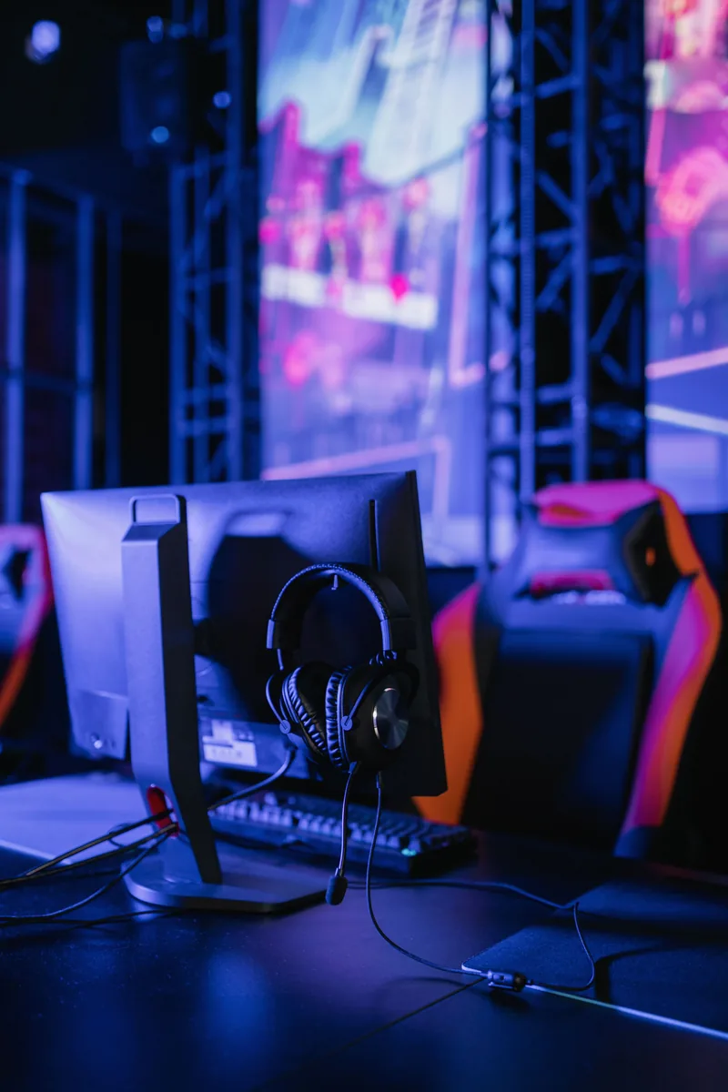 Perangkat komputer dan headset gaming nyata